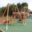 Medium Cableway with platform in un parco giochi per bambini circondato da alberi