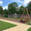 Medium Cableway with platform in un contesto di parco, con una struttura in legno e una piattaforma per bambini