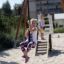 Bambini che giocano su Medium Cableway with platform in un parco giochi sabbioso