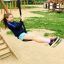 Ragazza che gioca sul Medium Cableway with platform in un parco giochi.