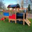 Locomotive with slide train playhouse nel parco giochi.