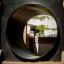 Casetta da gioco a tema treno in legno con dettagli gialli vista attraverso un tunnel circolare.