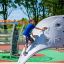 Ragazzo che si arrampica su Aztec arch steel structure in un parco giochi
