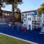 Bambini che giocano sull'attrezzatura da parco giochi Aztec arch steel structure.