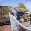 Bambini che giocano sul Aztec play loop steel structure.