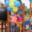Bambini che giocano sulla struttura da parco giochi Bounty ship with slide.