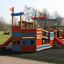Colorato Bounty ship with slide in legno in un'area giochi.