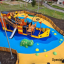 Bounty ship with slide in un'area giochi colorata, recintata e circondata da edifici.