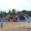 Bounty ship with slide in un parco giochi circondato da bambini che giocano