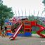 Struttura colorata da area giochi Bounty ship with slide in un parco.