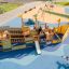 Area giochi per bambini a forma di nave pirata con scivolo.