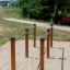 Gymnastic bar, double in un contesto di parco all'aperto.