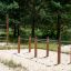 Doppia sbarra ginnica in un'area giochi forestale all'aperto.