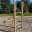 Vertical wooden ladder in un contesto di area giochi all'aperto