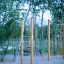 Vertical wooden ladder in un'area giochi all'aperto.