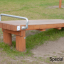 Gymnastic bench in legno con maniglia in metallo nell'area fitness all'aperto