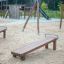 Gymnastic bench in legno in un parco giochi.