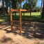 Attrezzatura da parco giochi con scala orizzontale in legno in un parco.