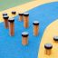 Pali di appoggio in legno per parco giochi all'aperto, Jumping pegs, inseriti in una pavimentazione colorata per aree gioco.