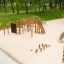 Attrezzatura da gioco per bambini 'Jumping pegs' in un contesto di parco.