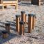 Attrezzatura da gioco in legno Jumping pegs su superficie ghiaiosa.