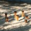 Attrezzatura da parco giochi con pioli di legno per saltare nella sabbia.