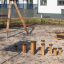 Pali per saltare in legno in un parco giochi scolastico