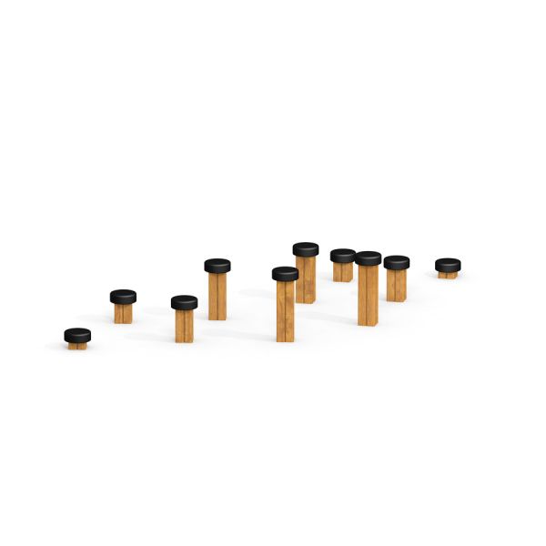 Set di pali per saltare in legno per parco giochi all'aperto.