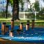 Attrezzatura da gioco all'aperto Jumping pegs su una superficie blu
