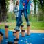 Bambini che giocano su Jumping pegs in un parco.