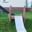 Scivolo da parco giochi all'aperto, Hill Slide h150, in un cortile.