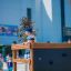 Bambino che gioca su Climbing box wooden playhouse