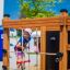 Bambino che si arrampica su Climbing box wooden playhouse.