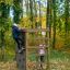 Bambini che giocano su un Climbing box wooden playhouse in un bosco.