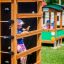 Bambino che gioca su Climbing box wooden playhouse in un parco.