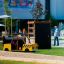 Climbing box wooden playhouse a forma di taxi giallo con parete da arrampicata in un parco giochi.