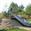 Bambini che giocano su Hill Slide Wide h150 in un parco.