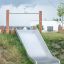 Scivolo da parco giochi all'aperto Hill Slide Wide h120 con supporti in legno.