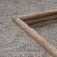 Triangle Sandbox in legno con riempimento di ghiaia.