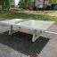 Tavolo da ping pong in cemento autoportante in un parco.