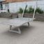Concrete table tennis, free-standing tavolo in un contesto urbano all'aperto.