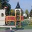 Concrete table tennis, free-standing davanti a un parco giochi.