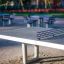 Tavolo da ping pong Concrete table tennis, free-standing in un parco.