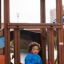 Bambino che usa il Jubilee Unit castle with slide.