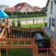 Bambini che giocano sul Jubilee Unit castle with slide in un cortile.