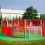 Struttura da gioco rossa e bianca Allianz Arena in un campo erboso.