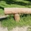 Trave di equilibrio in legno per il gioco all'aperto in un parco.