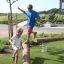 Bambini che giocano su una trave di equilibrio Ramp in un'area giochi.
