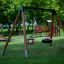 Swing Frame (double swing) in un parco con un'altalena a pneumatico e un'altalena a seggiolino.