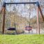 Swing Frame (double swing) in un parco con un'altalena a pneumatico e un seggiolino per bambini piccoli